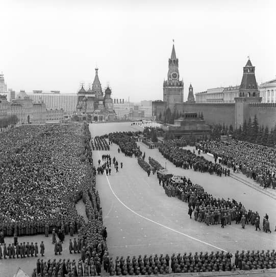 Урны с прахом Гагарина и Серегина были захоронены в Кремлевской стене в Москве
