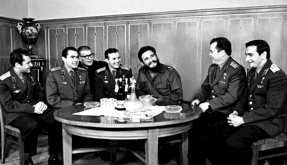 «Главная сила в человеке — это сила духа»
&lt;br>Правительство Кубы незадолго до прибытия первого космонавта в страну учредило орден «Плайя-Хирон», который должен был быть вручен Фиделю Кастро как главнокомандующему революционными вооруженными силами. Но Кастро отказался от награды, объяснив, что «первый &quot;Плайа-Хирон&quot; будет вручен первому космонавту в знак признания кубинцами больших заслуг советского народа в вопросе мирного освоения космоса»
&lt;br>На фото: Фидель Кастро среди советских космонавтов