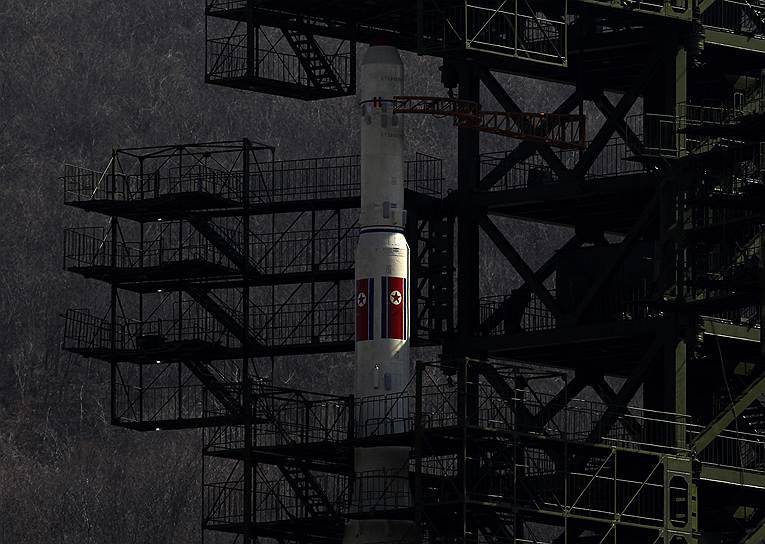 В апреле 2012 года военные КНДР совершили запуск ракеты «Ынха-3» («Млечный путь»), приуроченный к столетию со дня рождения основателя страны Ким Ир Сена. Пуск оказался неудачным: ракета развалилась и упала в океан спустя несколько минут после старта

