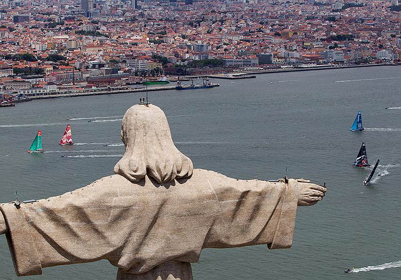 Христос-Царь (порт. Cristo Rei) открыта в португальском городе Алмада в 1959 году. Высота статуи — 28 м. Построена в основном на пожертвования португальских женщин в 1940 году. Таким образом они хотели уберечь своих сыновей и мужей от участия во Второй мировой войне 