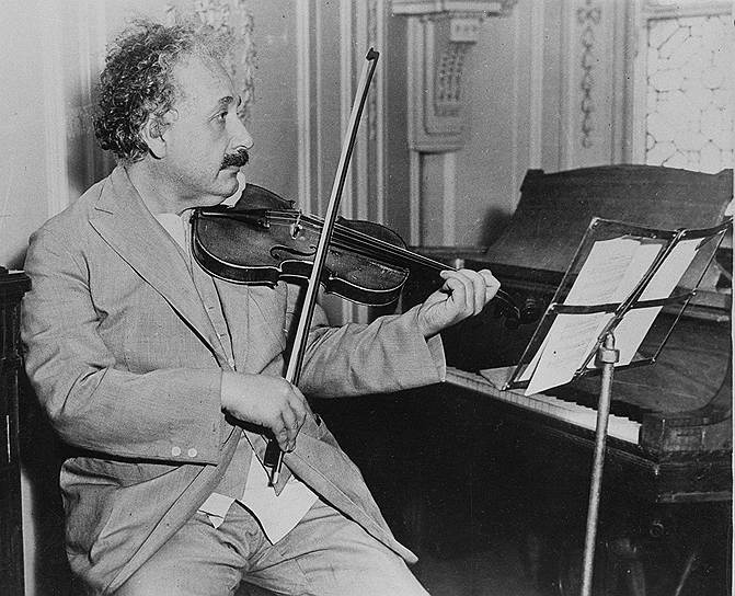 «Делай просто — насколько возможно, но не проще этого»
&lt;br>Альберт Эйнштейн начал заниматься игрой на скрипке с шести лет по инициативе матери. Увлечение музыкой сохранилось у Эйнштейна на всю жизнь. Уже находясь в США в Принстоне, в 1934 году Альберт Эйнштейн дал благотворительный концерт, где исполнял на скрипке произведения Моцарта в пользу эмигрировавших из нацистской Германии ученых и деятелей культуры