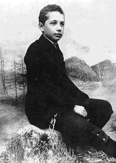 «Я родился — и это все, что нужно для счастья!»
&lt;br>Альберт Эйнштейн родился 14 марта 1879 года в южногерманском городе Ульме. Начальное образование мальчик получил в местной католической школе и до 12 лет, по собственным словам, был глубоко религиозен, однако благодаря научно-популярным книгам пришел к убеждению, что многое из того, что изложено в Библии, не может быть правдой. Из детских впечатлений Эйнштейн позже вспоминал как наиболее сильные: компас, «Начала» Евклида и (около 1889 года, когда ему было 10 лет) «Критику чистого разума» Иммануила Канта
