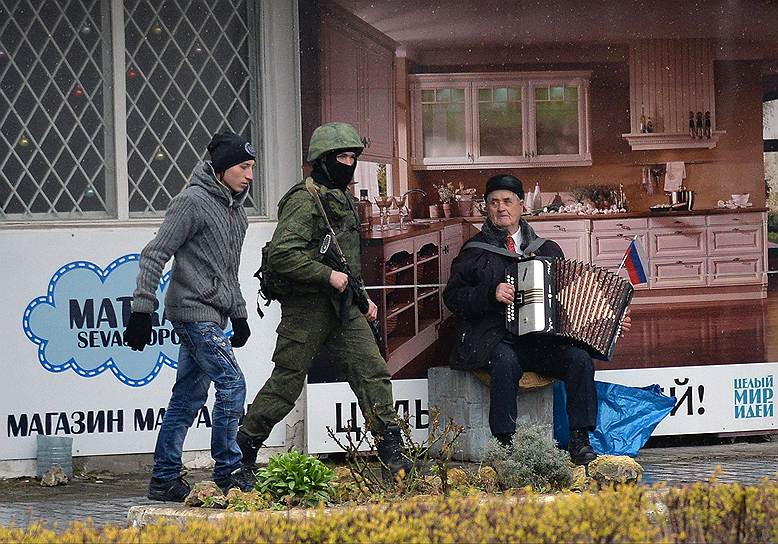 1 марта 2014 года Владимир Путин обратился к Совету федерации за разрешением об использовании вооруженных сил РФ на территории Украины, в частности Крыма, «до нормализации общественно-политической обстановки в стране» из-за якобы возникшей там «угрозы жизни граждан Российской Федерации». Совет федерации в тот же день на экстренном заседании дал положительный ответ на просьбу президента