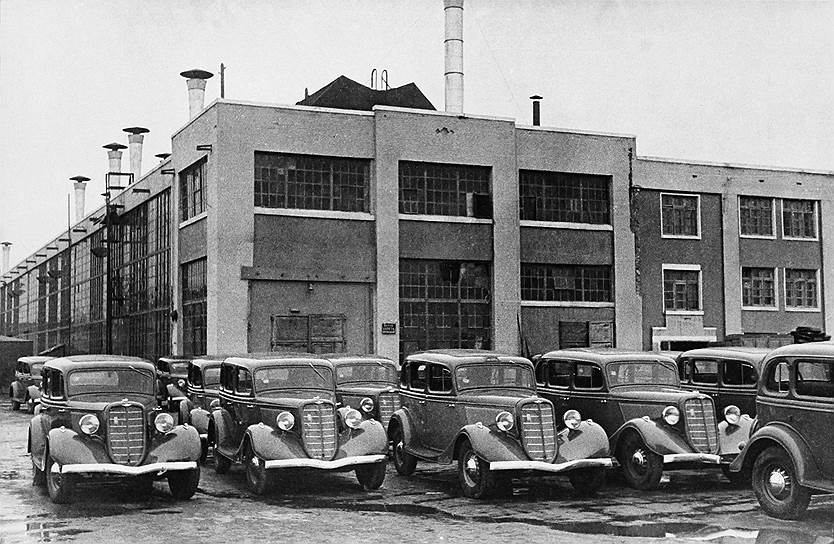 1936 год.  С конвейера Горьковского автомобильного завода сошла первая советская легковая автомашина — лимузин марки «М-1»