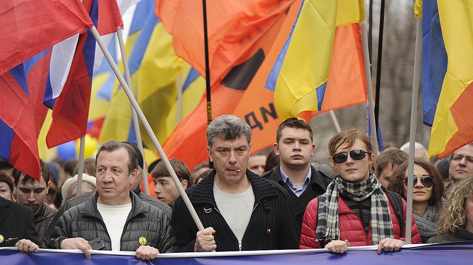 Сопредседатель партии «РПР-ПАРНАС» Борис Немцов (в центре)