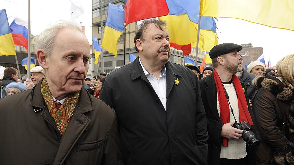 Политик Геннадий Гудков (в центре) на антивоенном марше в Москве