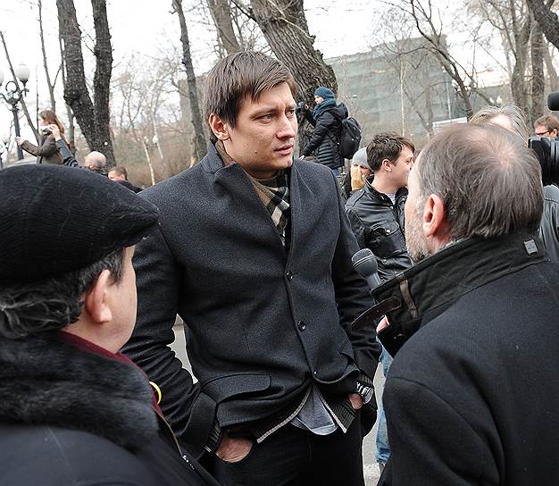 Политик Дмитрий Гудков (в центре) во время митинга противников военного вмешательства России в ситуацию в Крыму