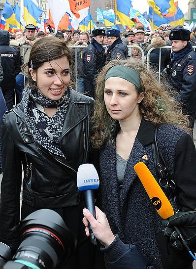 Надежда Толоконникова (слева) и Мария Алехина на митинге «Марш мира» в Москве