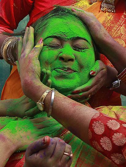 Священнослужители многих индуистских храмов считают, что попадание краски во время праздника Холи на человека — это великая милость и великое благо индийских богов. И чем сильнее вы испачкаетесь, тем больше вас полюбит фортуна