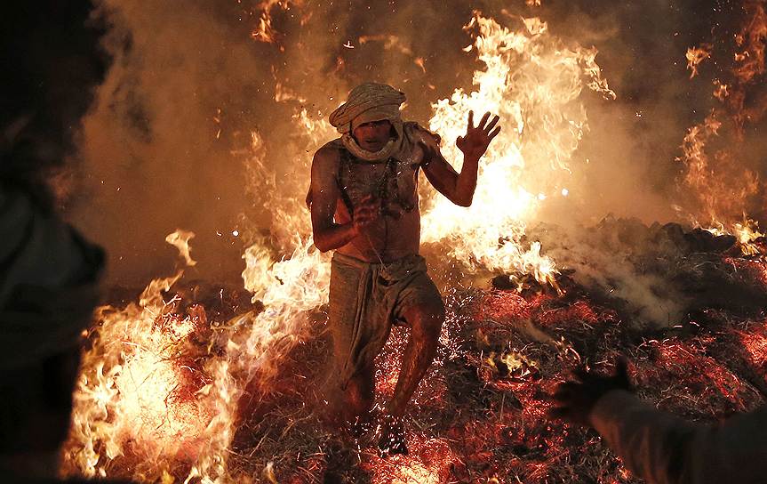 В ночь перед праздником индийцы поджигают отдельно стоящее дерево, и всю ночь вокруг него длится ритуальный танец, которым провожают зиму и приглашают весну
