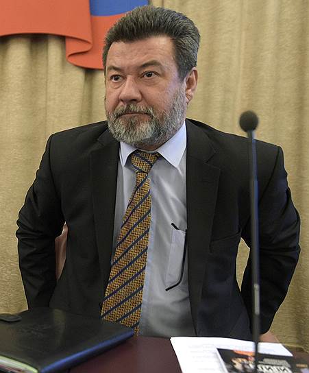 Начальник главного управления по борьбе с экстремизмом МВД Тимур Валиулин (справа)