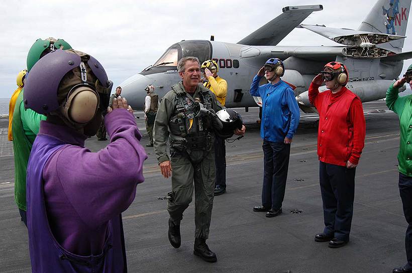 1 мая в Тихом океане на борту авианосца Abraham Lincoln президент США Джордж Буш-младший выступил с речью, в которой заявил о военной победе США в иракской войне. К этому моменту в боях погибли 138 американских военных
