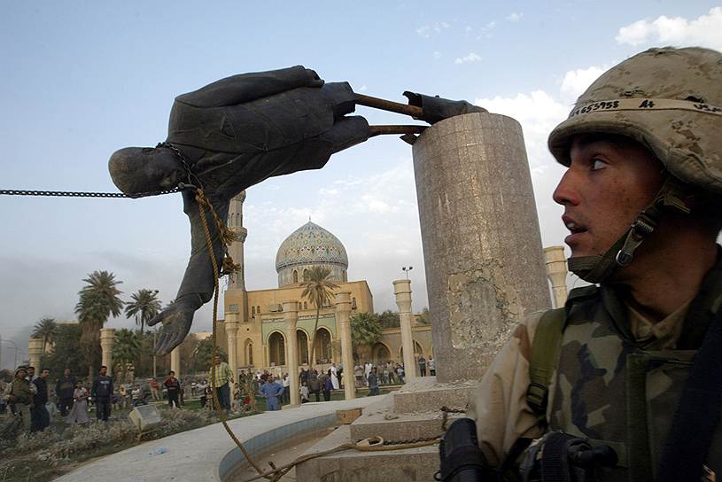 9 апреля американские военные вошли в Багдад. Весь мир облетели символичные кадры свержения статуи Саддама Хусейна, однако самому иракскому лидеру тогда  удалось избежать гибели