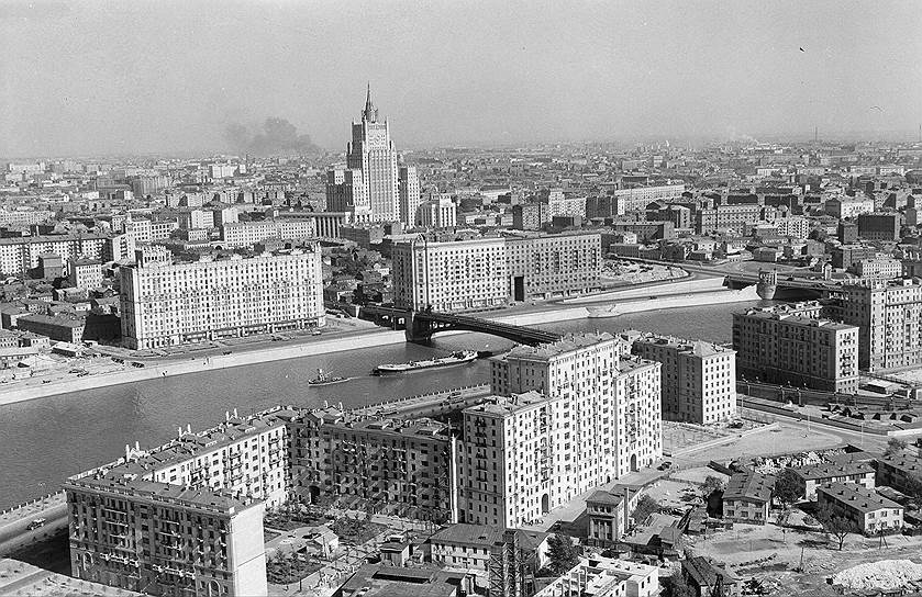 1937 год. В Москве введен в строй метромост через Москву-реку