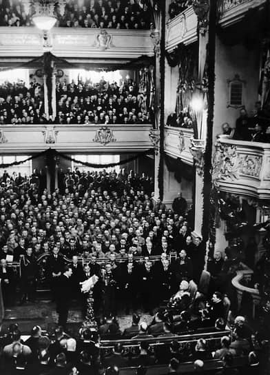 1933 год. Немецкие национал-социалисты устроили в Потсдаме торжественную церемонию по случаю созыва нового рейхстага. Она получила название «день Потсдама»
