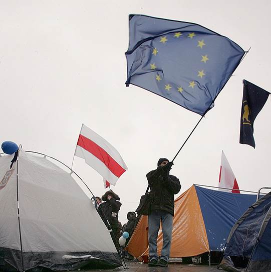 2006 год. В Минске был уничтожен установленный на центральной площади города оппозиционный палаточный городок, просуществовавший четыре дня. Полицией были задержаны более 500 молодежных активистов