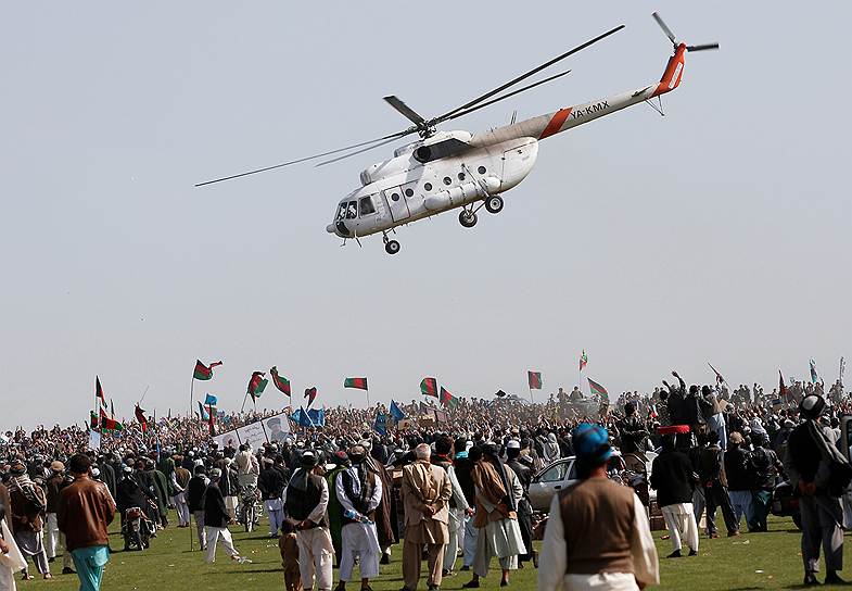 Согласно законодательству Афганистана, президент не имеет право занимать свою должность более двух сроков подряд. Нынешний афганский лидер Хамид Карзай не смог баллотироваться. В выборах примет участие его брат — Касим Карзай&lt;br>На фото: вертолет Ашрафа Гани Ахмадзай взлетает после избирательной кампании в провинции Кундуз на севере Афганистана