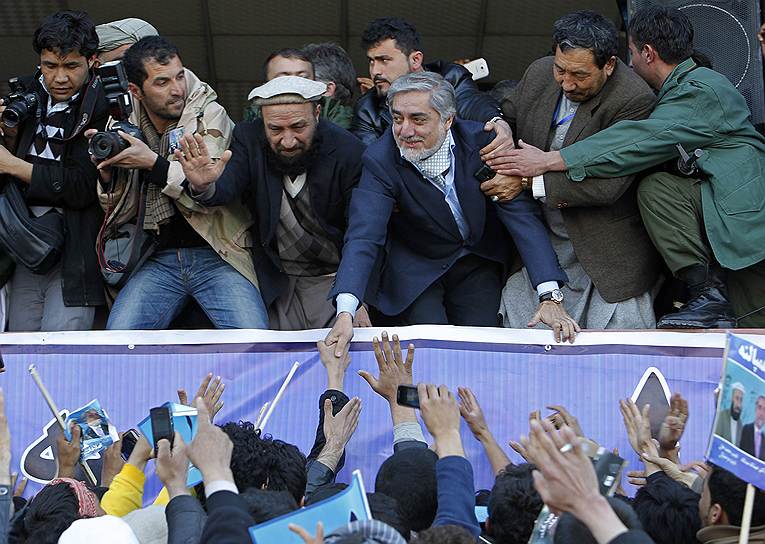 Выборы президента Афганистана, по предварительным данным, обойдутся в $150 млн&lt;br>На фото: Абдулла Абдулла пожимает руки своим сторонникам во время предвыборной кампании в Кабуле