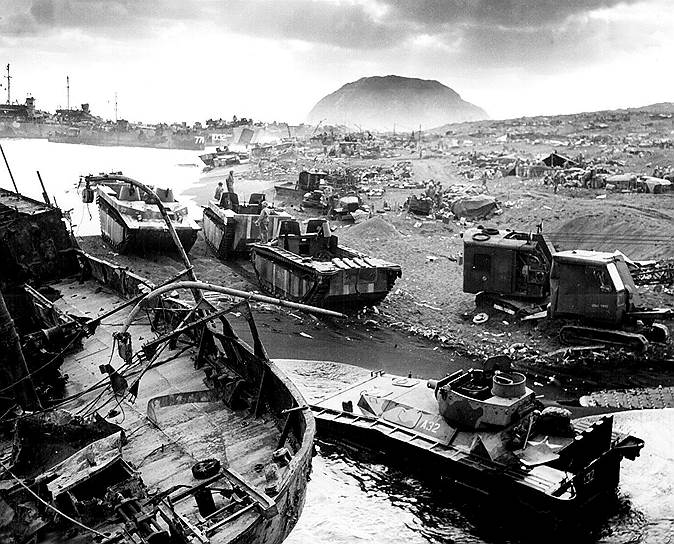 1945 год. Вторая мировая война: взятие американской армией японского острова 