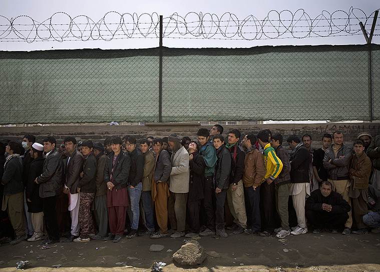 Перед выборами граждане Афганистана, имеющие право голоса, должны зарегистрироваться и получить избирательное удостоверение. Оппозиция критикует такую схему как поощряющую фальсификации на выборах. Кроме того, проблемы с получением удостоверений есть у жителей труднодоступных райнов Афганистана&lt;br> На фото: Афганские мужчины на окраине Кабула выстроились в очередь для регистрации на выборах