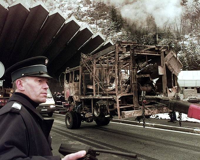 1999 год. В результате пожара в автомобильном тоннеле Монблан погибли 30 человек. Более двух суток потребовалось пожарным, чтобы справиться с огнем. Тоннель заново был открыт в 2002 году