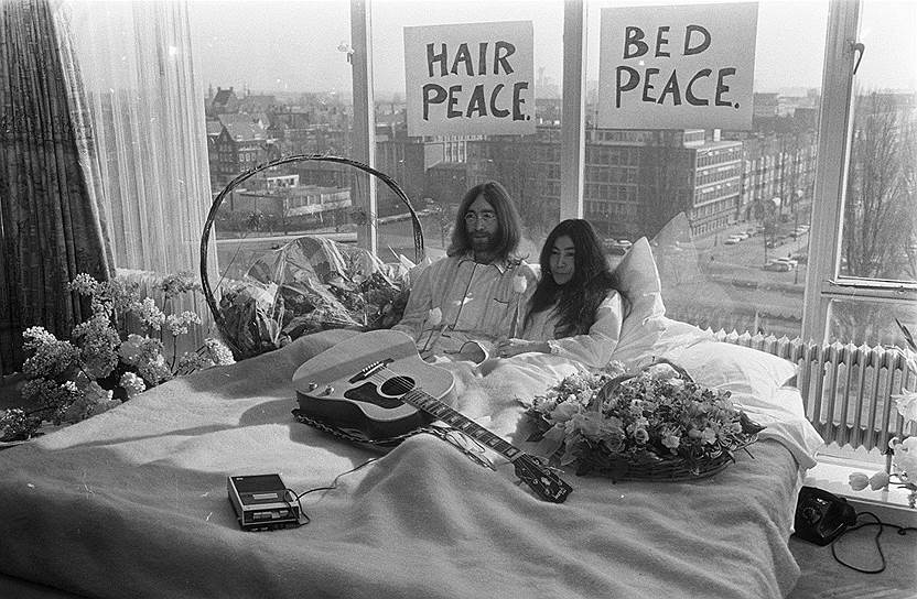 1969 год. Джон Леннон и Йоко Оно начали семидневную акцию «В постели за мир» в президентском люксе отеля Хилтон в Амстердаме (Нидерланды)