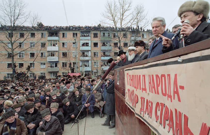1991 год. Председатель Верховного совета РСФСР Борис Ельцин (на фото второй справа)  посетил Ингушетию и Чечню из-за многодневных митингов в Назрани. Протестующие требовали восстановить Ингушетию в границах, существовавших до депортации ингушского и чеченского народов. Борис Ельцин пообещал им «помочь восстановить справедливость»