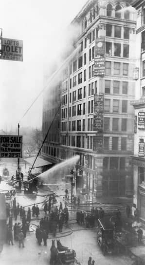1911 год. В здании Аш-Билдинг в Нью-Йорке начался пожар на фабрике «Трайангл», ставший крупнейшей производственной катастрофой города. В ней погибли 146 рабочих