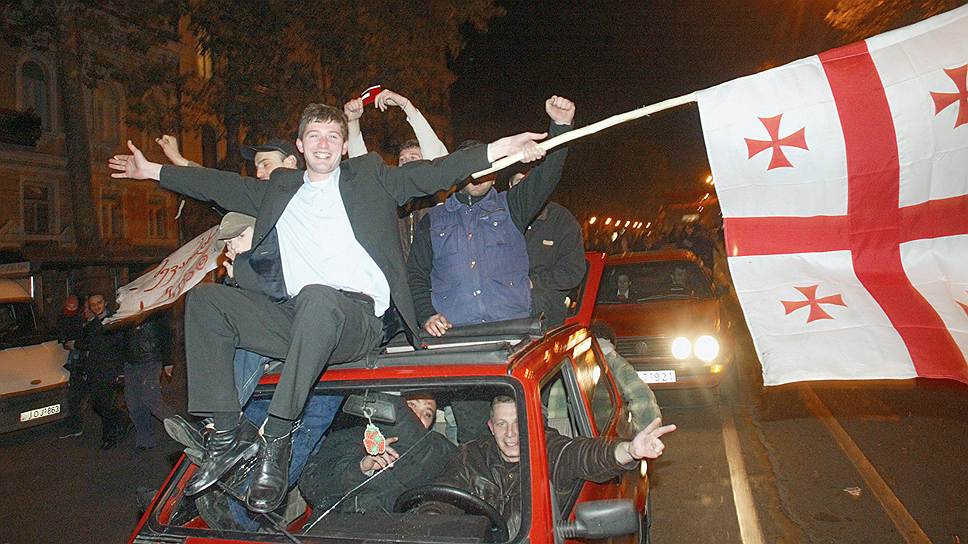 На следующий день Эдуард Шеварднадзе объявил о своей отставке и покинул Грузию, а на новых выборах 4 января 2004 года победил лидер революции Михаил Саакашвили