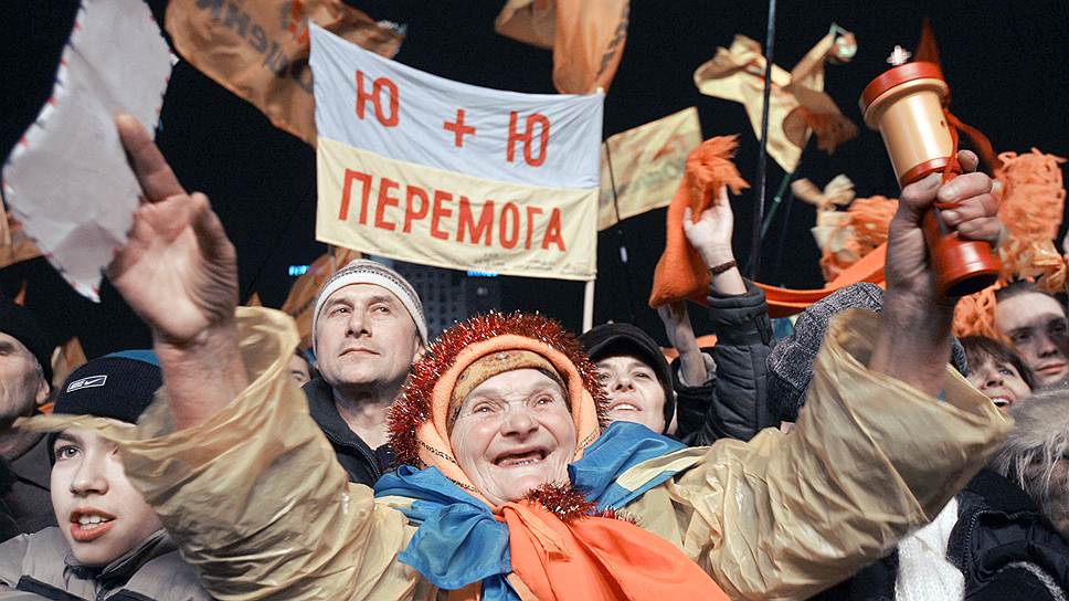 Массовые протесты начались на Украине 22 ноября 2004 года после того, как Центральная избирательная комиссия объявила предварительные результаты президентских выборов, согласно которым с преимуществом в 3% победил Виктор Янукович