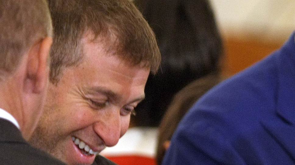 Заместитель руководителя администрации президента Алексей Громов (слева) и бизнесмен Роман Абрамович (справа), 2008 год 