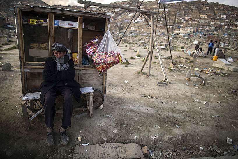 Уличный продавец возле кладбища в Кабуле
