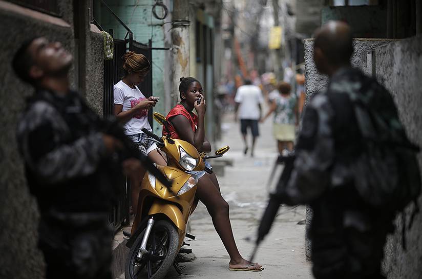 Полицейский патруль в районе трущоб Маре в Рио-де-Жанейро во время спецоперации против местных банд. Менее, чем через три месяца в Бразилии начнется Чемпионат мира по футболу