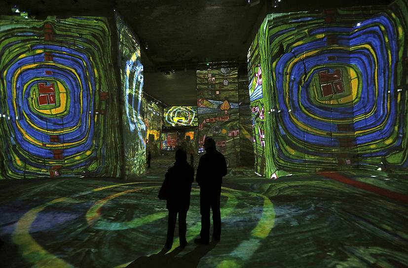 Посетители на выставке «Климт и Вена, век золота и красок» в Ле-Бо-де-Прованс, Франция