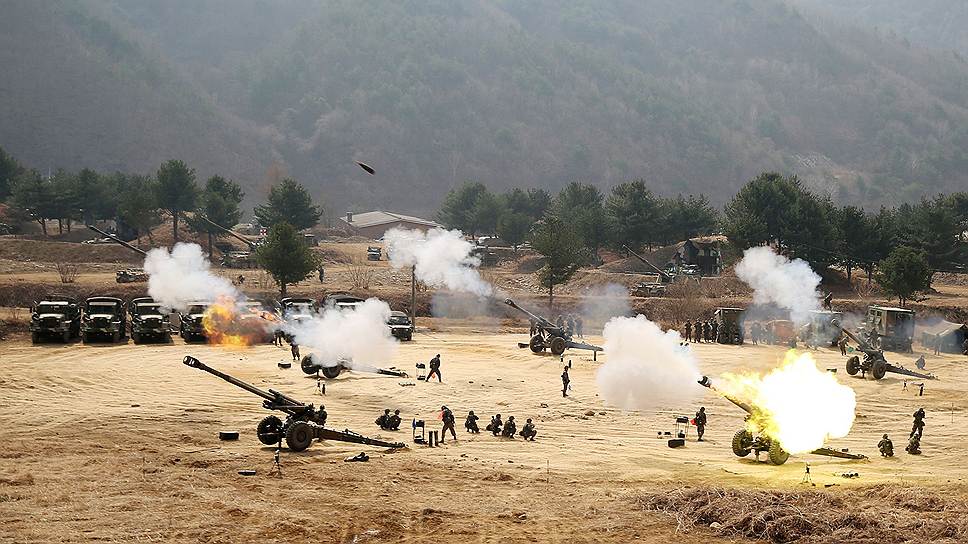 Учения южнокорейских артиллеристов недалеко от демилитаризованной зоны, разделяющей КНДР и Южную Корею