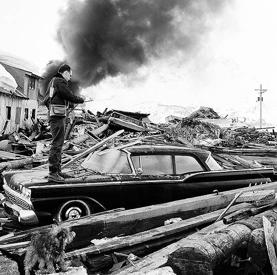 1964 год. В США произошло самое разрушительное в истории страны землетрясение, в результате которого погибли 125 человек. Толчки магнитудой 9,2 практически разрушили Анкоридж (штат Аляска)