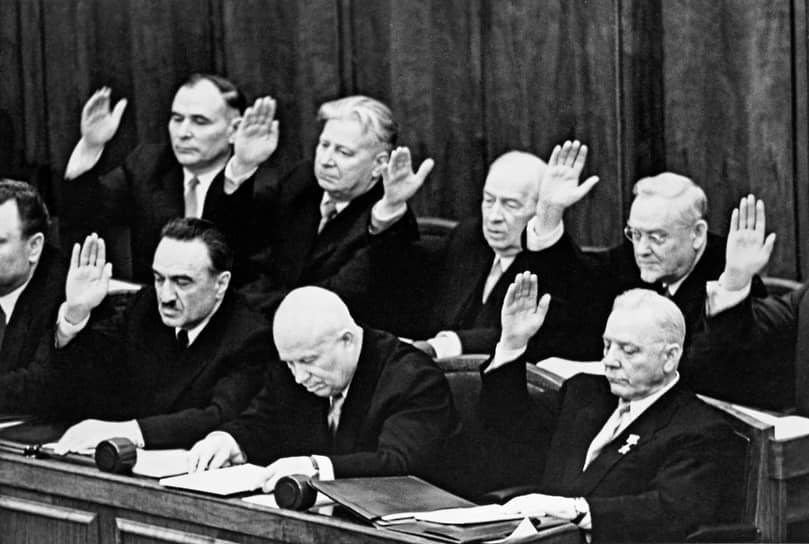 1958 год. Никита Хрущев занял пост председателя Совета Министров СССР, совместив его с высшей партийной должностью первого секретаря ЦК КПСС