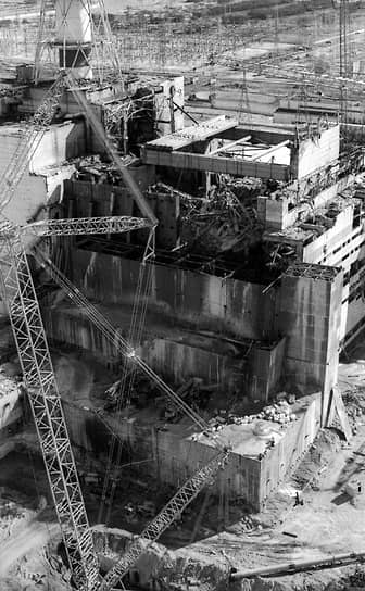 26 апреля 1986 года в СССР произошла крупнейшая за всю историю атомной энергетики катастрофа: на четвертом энергоблоке Чернобыльской АЭС случилась авария, в результате которой был почти полностью разрушен реактор и произошел мощный радиоактивный выброс. В воздух попало 380 млн кюри радиоактивных веществ, загрязнению подверглась территория в 155 тыс. кв. км, пострадало 8,4 млн человек, было эвакуировано 400 тыс. человек. Наиболее пострадали северная часть Украины, Белоруссия и запад России