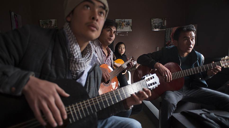 Несмотря на многолетний вооруженный конфликт и постоянные нападения боевиков, молодежь в афганской столице, Кабуле, живет насыщенной жизнью. Среди них есть много музыкантов, художников и гражданских активистов