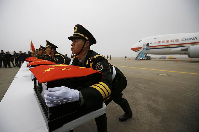 Торжественная церемония передачи останков 437 китайских солдат, погибших в Корейской войне 1950-1953 гг. в аэропорту Инчхона, Южная Корея