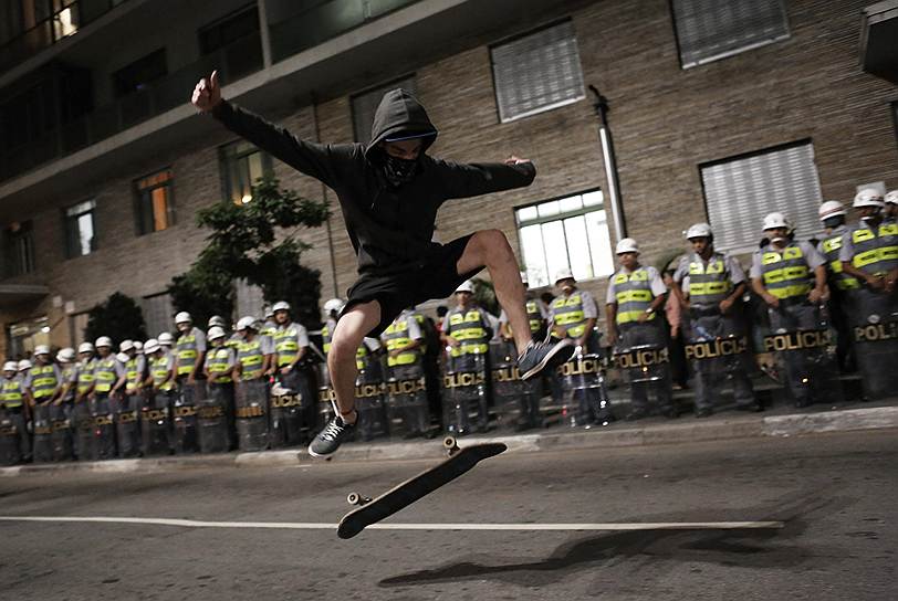Демонстратор выполняет трюк на скейте в Сан-Паулу во время акции протеста против проведения Чемпионата мира по футболу в Бразилии