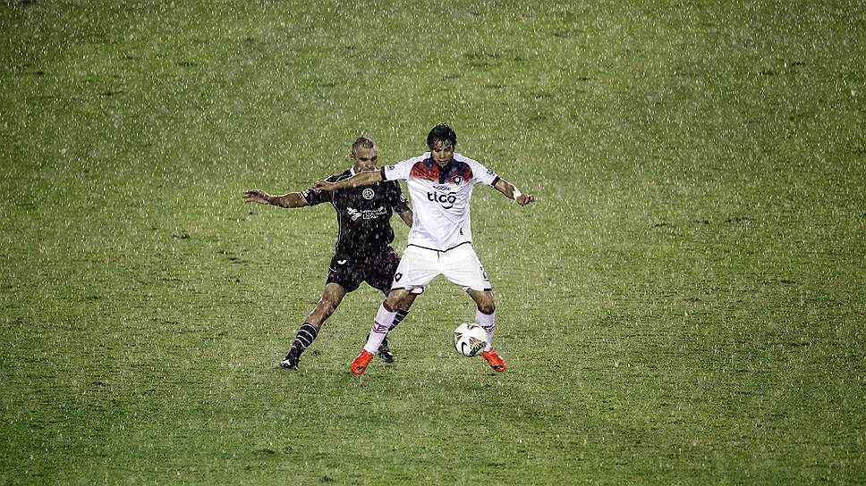 Футбольный матч между командами Lanus (Аргентина) и Cerro Porteno (Парагвай) во время ливня в Буэнос-Айресе