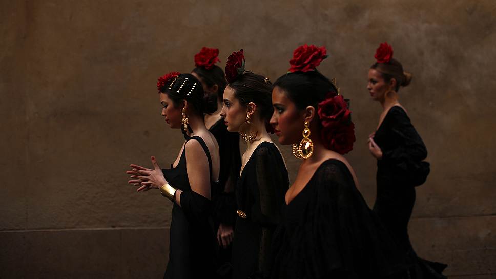 Модели, одетые в платья для танца фламенко, во время празднования двенадцатой годовщины International Flamenco Fashion Show SIMOF в Севильев