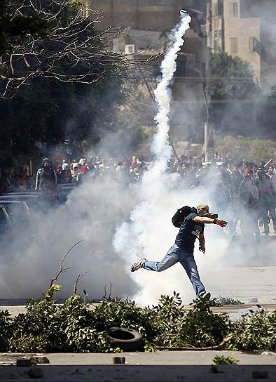 Столкновения демонстрантов с полицией в время акции протеста сторонников бывшего президента Египта Мохаммеда Мурси и движения «Братьев-мусульман» в Каире