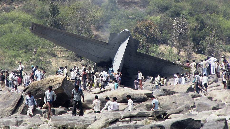 Зеваки на месте крушения индийского военного самолета Hercules C-130J в штате Мадхья-Прадеш