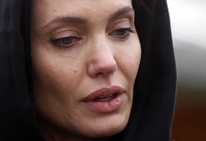 Анджелина Джоли плачет после возложения венка у мемориала памяти жертв геноцида в Сребренице