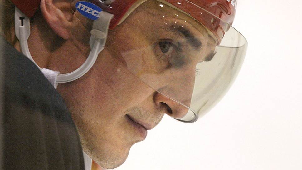 Центральный нападающий Сергей Федоров стал первый россиянином, сумевшим набрать более 1000 очков за карьеру в регулярных чемпионатах НХЛ. С 1990 года по 2003 год выступал за «Детройт Ред Уингз», за клуб сыграл 908 матчей, в которых забил 400 шайб. Вместе с «Ред Уингз» трижды выигрывал Кубок Стэнли, установил множество до сих пор непобитых рекордов НХЛ. В 1996 году в матче против «Вашингтон Кэпиталз» сумел забить 5 шайб за одну игру. Трехкратный чемпион мира, двукратный призер Олимпийских игр. В 2009 году покинул НХЛ, в настоящее время — генеральный менеджер ХК ЦСКА&lt;br>На фото: Сергей Федоров во время тренировки перед началом матча на XIX Олимпийских зимних играх, 2002 год