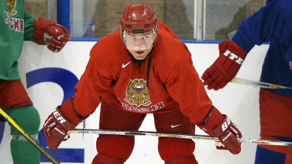 Правый нападающий Павел Буре в 1989 году был задрафтован «Ванкувер Кэнакс». За свою скорость получил прозвище «Русская ракета». В 1995 году получил травму колена, после чего длительное время восстанавливался. В 2005 году объявил о завершении карьеры. Всего в ХНЛ провел 702 матча, забил 437 шайб. Член Зала хоккейной славы, чемпион мира, двукратный призер Олимпийских игр. В 2013 году стал первым россиянином, чей игровой номер (10) официально вывели из обращения в клубе НХЛ («Ванкувер Кэнакс»)&lt;br>На фото: участник сборной команды России по хоккею Павел Буре во время тренировки на XIX Олимпийских зимних играх 2002 года