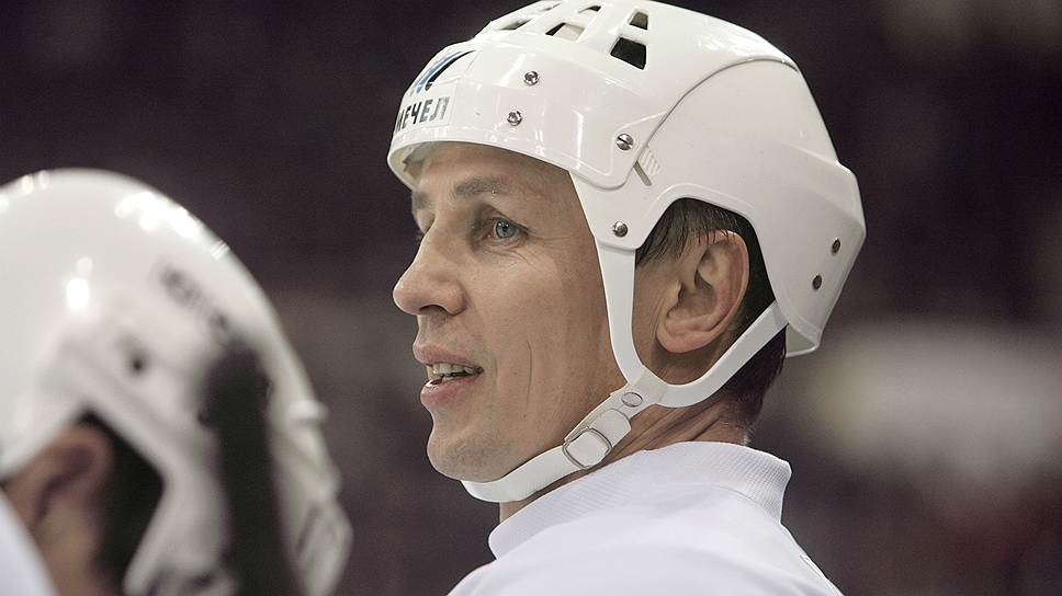 Центральный нападающий Игорь Ларионов в 1985 году был задрафтован «Ванкувер Кэнакс». В составе «Детройт Ред Уингз» три раза становился обладателем Кубка Стэнли. В 2004 году завершил карьеру. В НХЛ провел 921 матч, забил 169 шайб. Двукратный олимпийский чемпион, четырехкратный чемпион мира, обладатель Кубка Канады, член Зала хоккейной славы. Выиграл все основные хоккейные титулы. По его имени называлась первая пятерка сборной СССР и клуба ЦСКА в 1980-е. В настоящее время занимается агентской деятельностью&lt;br>На фото: Игорь Ларионов во время своего прощального матча между сборной России и сборной мира, 2004 год