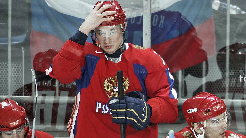 Левый нападающий Илья Ковальчук в 2001 году стал первым из российских хоккеистов, выбранным в первом раунде драфта НХЛ под первым номером. Всего в НХЛ сыграл 816 матчей, в которых забил 417 голов. Двукратный Чемпион мира, призер Олимпийских игр. В 2013 году принял решение о завершении карьеры в НХЛ. В настоящее время выступает за СКА&lt;br>На фото: Илья Ковальчук во время матча между сборными России и Словакии на XX зимних Олимпийских играх-2006